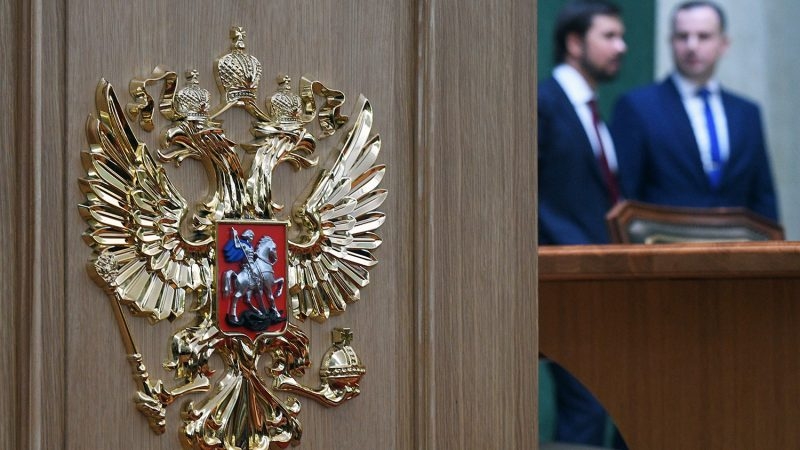 С Богом, Крымом и неприкосновенностью: какие поправки войдут в Конституцию РФ