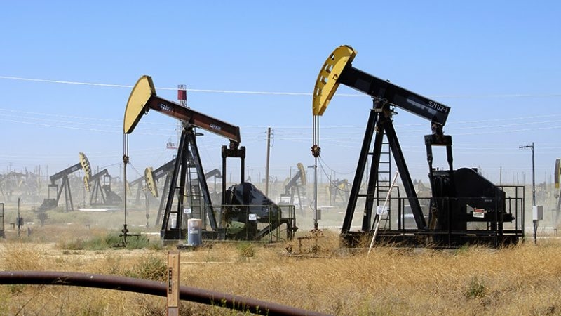 Цены на нефть продолжают расти и уже практически вернулись к докризисному уровню