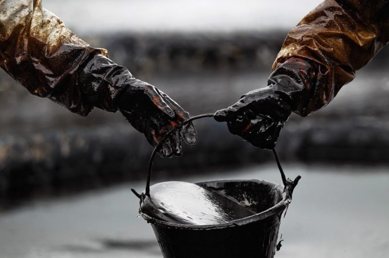 Рубль под давлением, цен на нефть стал падать