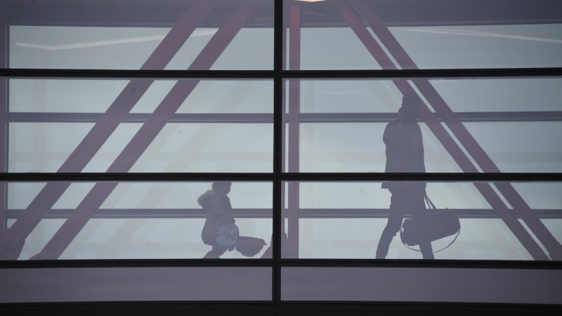 Мужчина бросил в аэропорту Шереметьево двоих малолетних детей