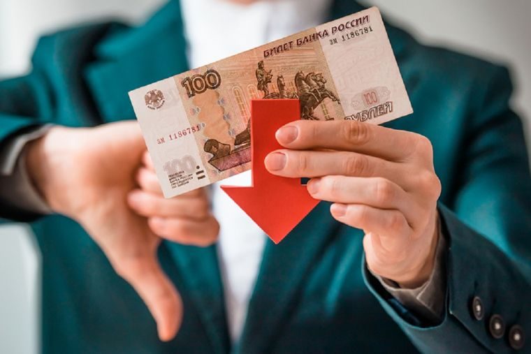 Девальвацию рубля до критических значений Центробанк может сдерживать 2 года
